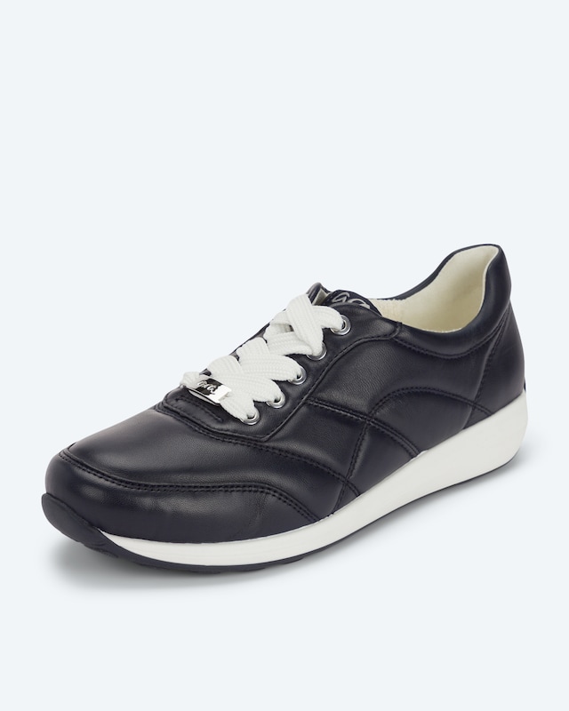 Sneaker mit Schnürung