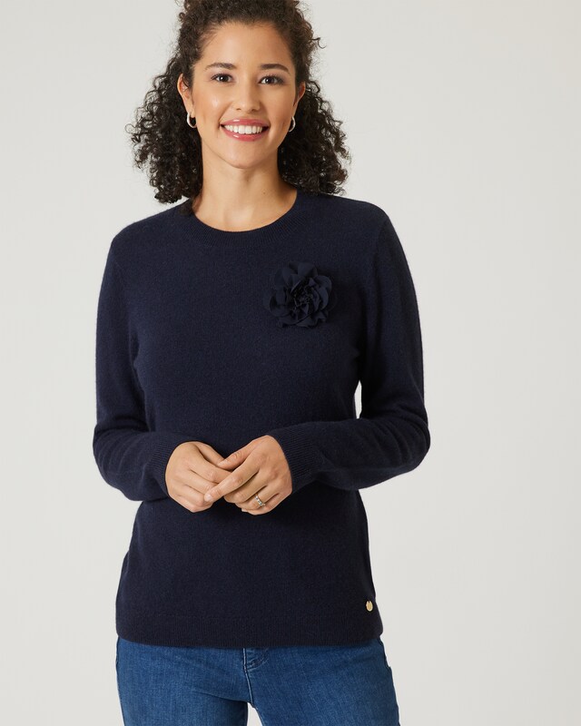 Pullover mit Brosche