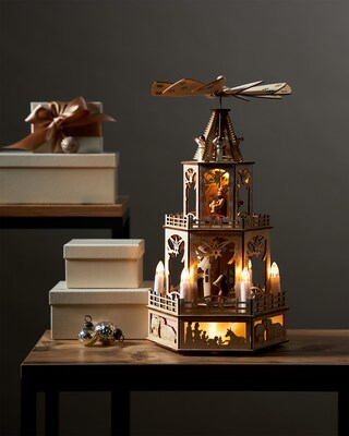 LED Holzpyramide mit flammenlosen Kerzen