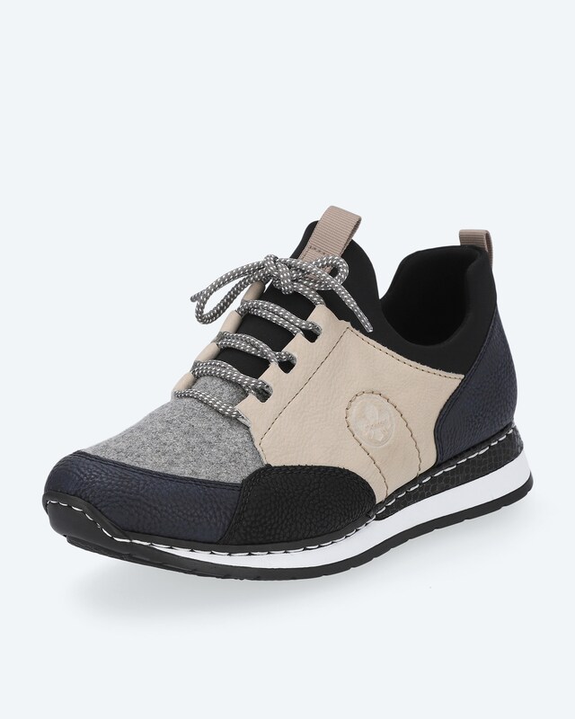 Sneaker im Materialmix