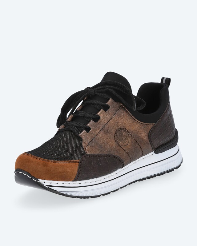 Sneaker im Materialmix