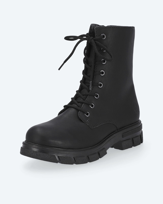 Boot mit robuster Profilsohle