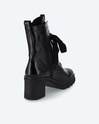 Stiefelette mit Profilsohle