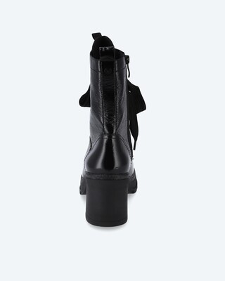 Stiefelette mit Profilsohle