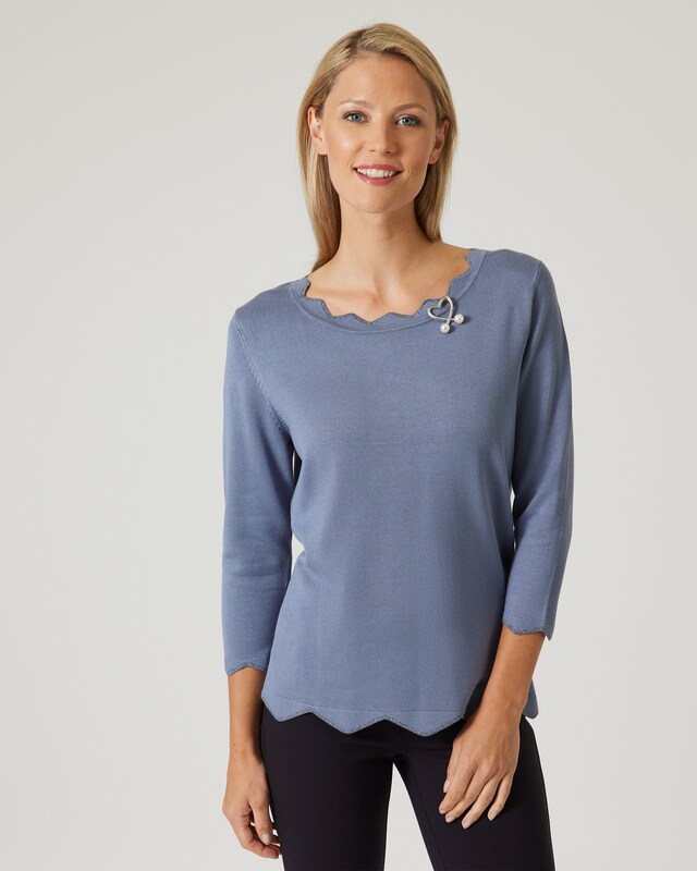 Pullover mit Brosche