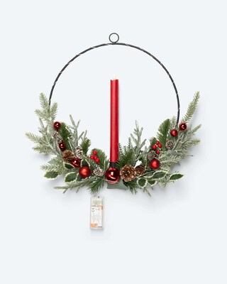 Weihnachtlicher LED Kranz mit Stabkerze
