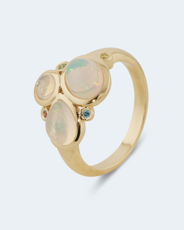 Ring mit Kristallopal und Brillant