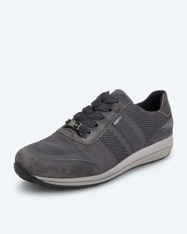 Sneaker im Materialmix