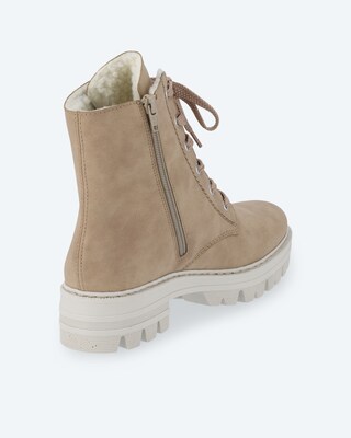 Boot mit weißer Profilsohle