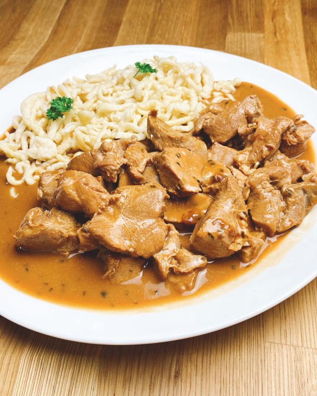 Kalbsragout in Kräuterrahmsoße