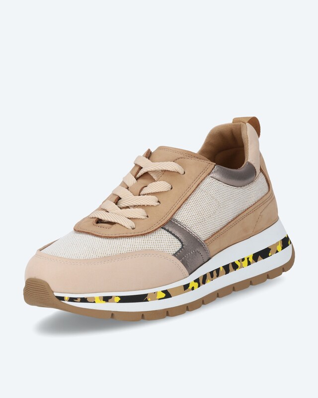 Sneaker im Materialmix