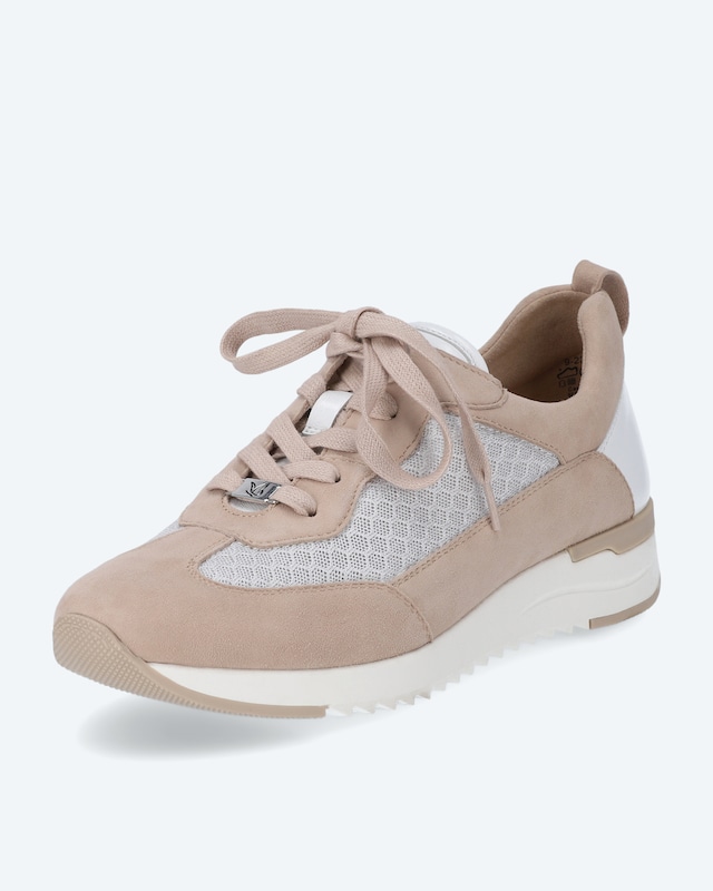 Sneaker im Materialmix