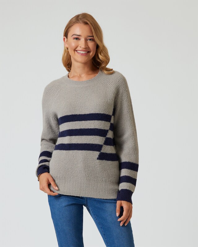 Pullover mit asymmetrischen Streifen