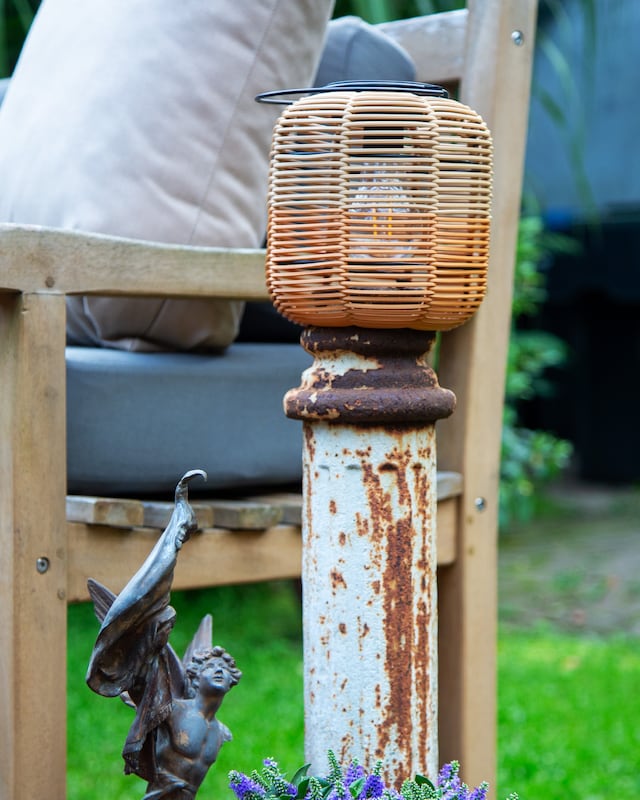 Laterne im Rattan-Design