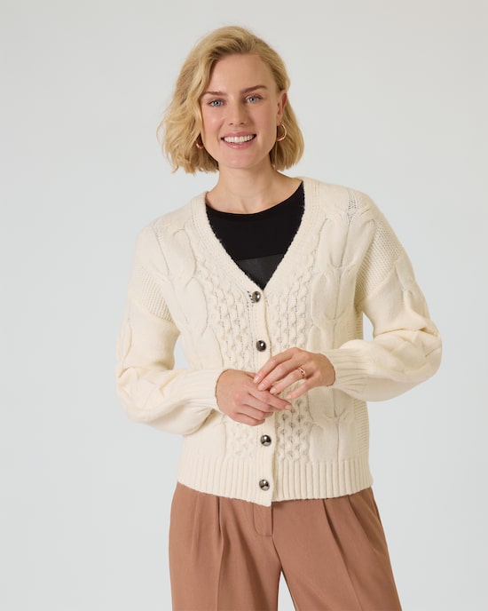 Produktabbildung für Strickjacke mit Zopfmuster