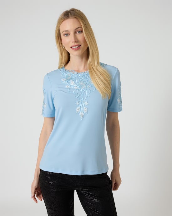 Produktabbildung für Shirt mit Stickerei und Applikation