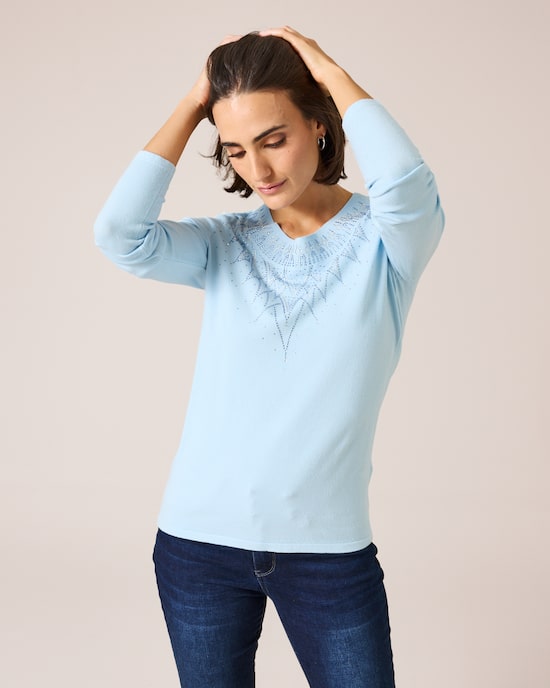 Produktabbildung für Glow Pullover mit Deko am Ausschnitt
