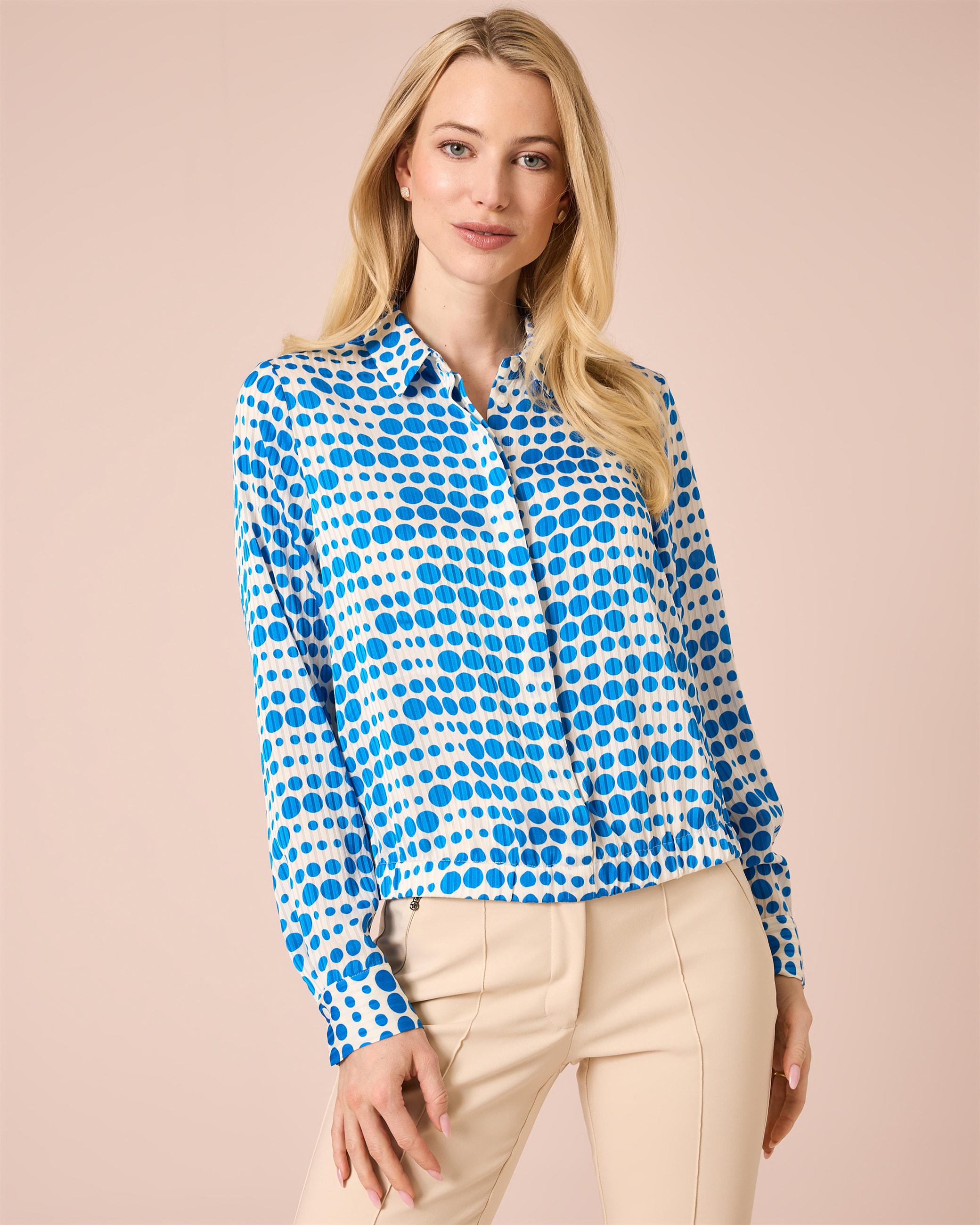 Produktabbildung für Bluse mit Tupfen