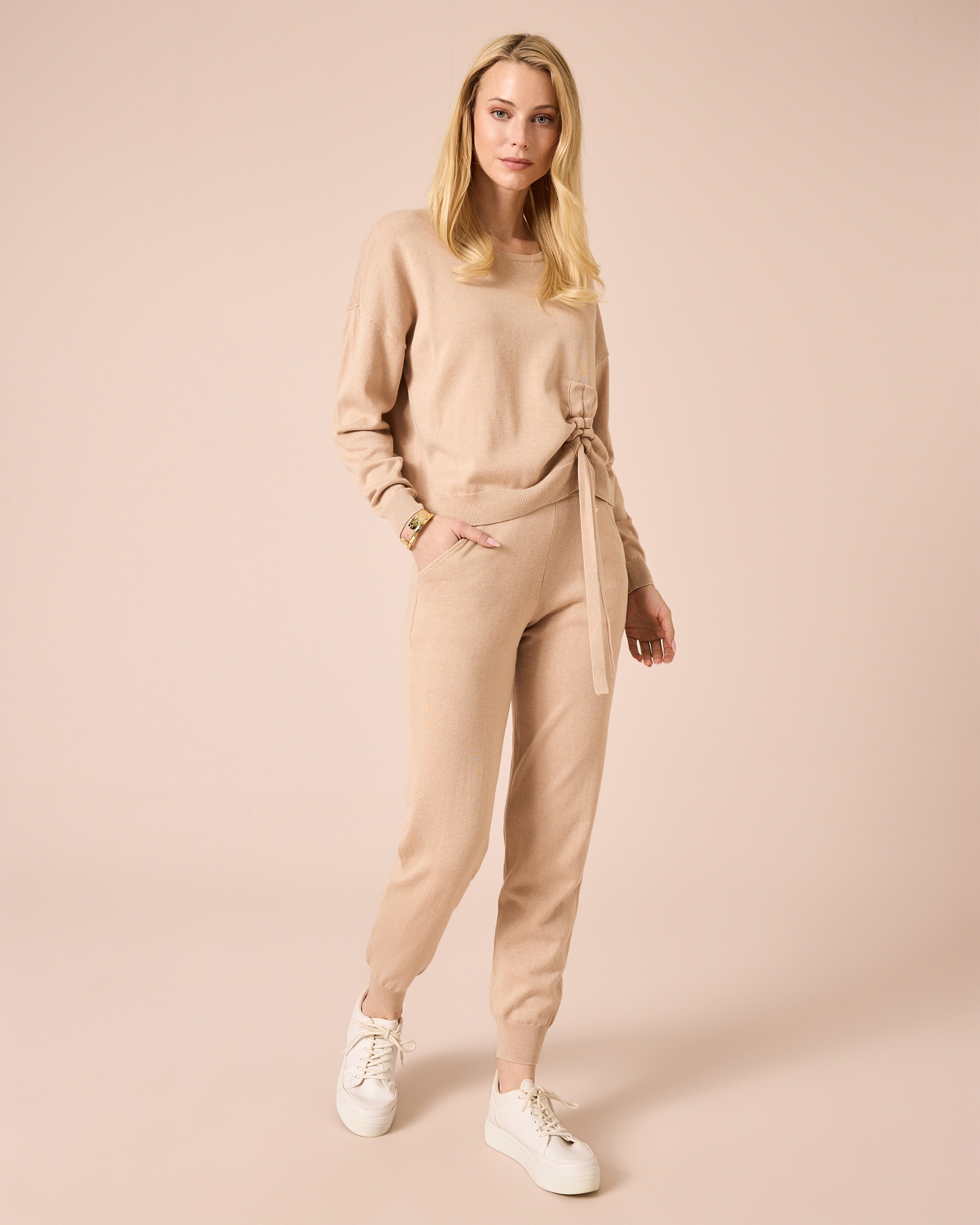 Produktabbildung für Hose und Pullover mit Bindedetail