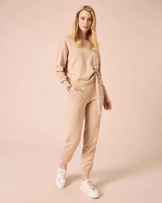Produktabbildung für Hose und Pullover mit Bindedetail