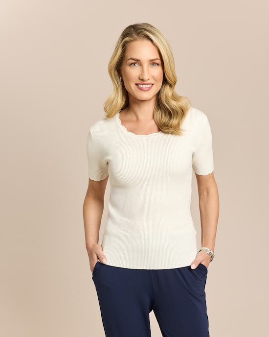 Produktabbildung für Strickshirt mit Wellendetails