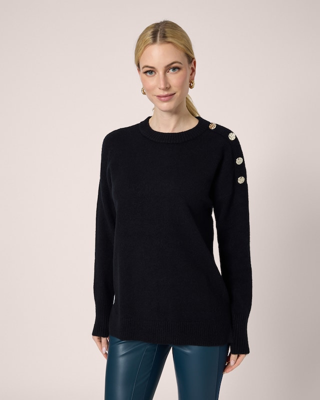 Strickpullover mit Zierknöpfen