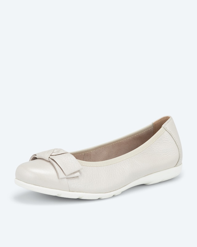 Ballerina mit Lederschleife
