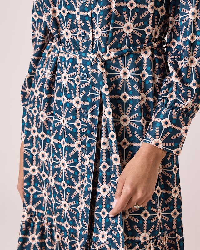 Kleid mit Bindegürtel