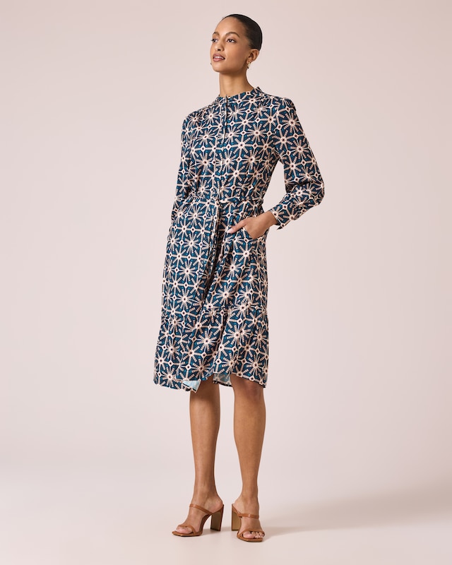 Kleid mit Bindegürtel
