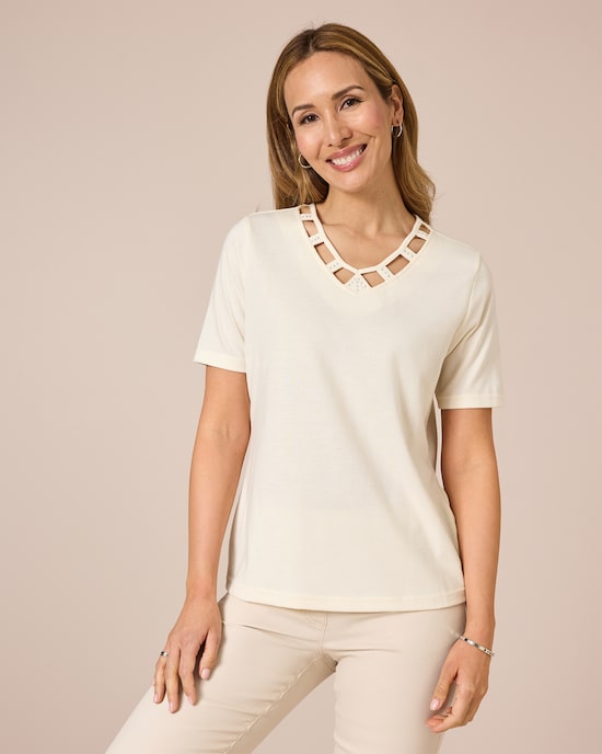 Produktabbildung für Shirt mit Cut-Outs am Ausschnitt