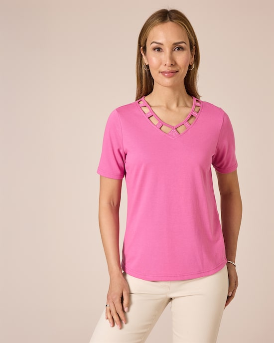 Produktabbildung für Shirt mit Cut-Outs am Ausschnitt