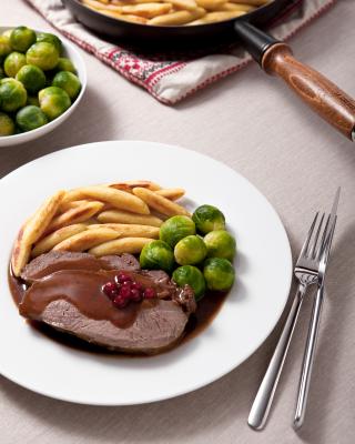 Hirschbraten mit Preiselbeersoße, 1.000 g