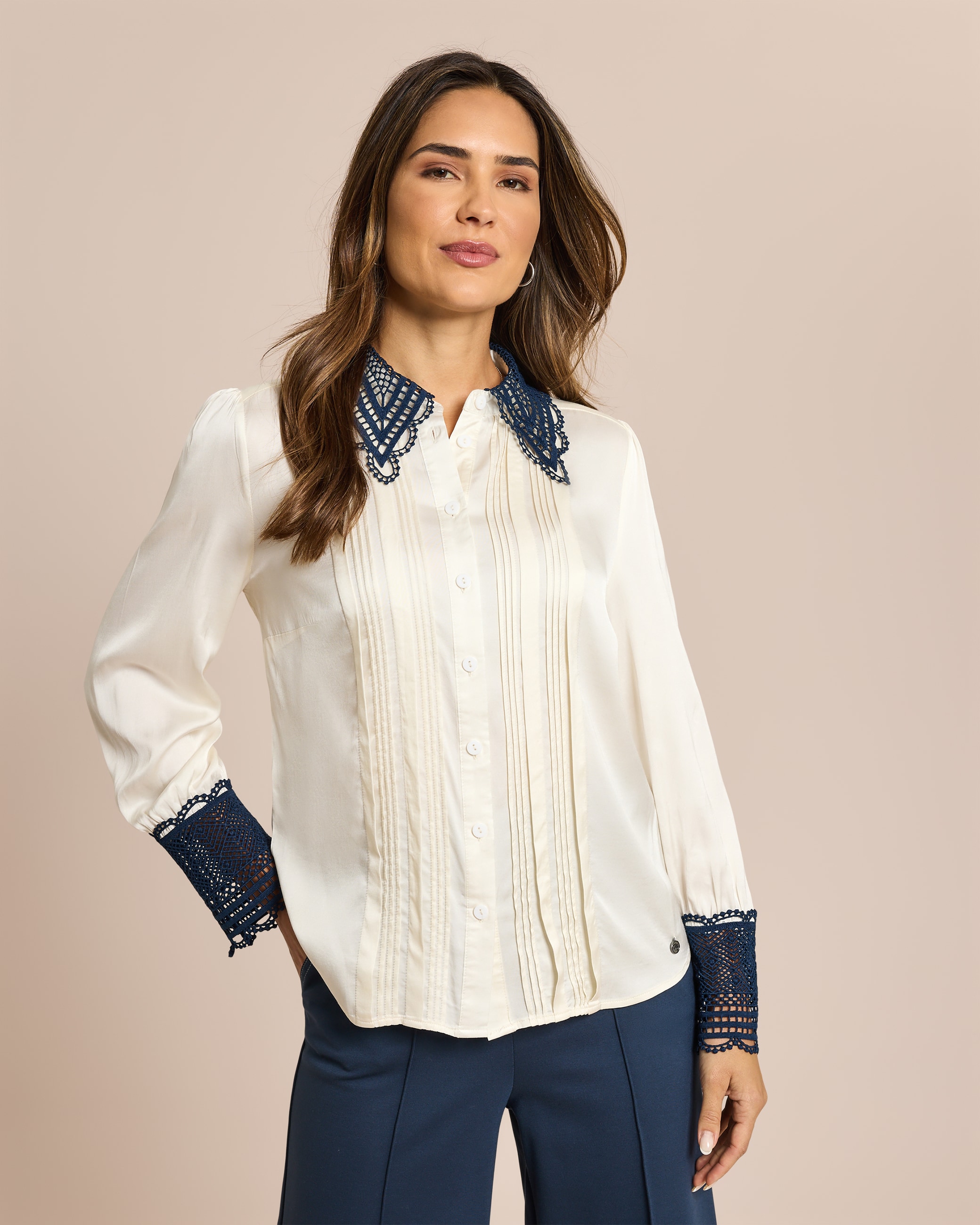 Produktabbildung für Bluse mit Spitzenbesatz