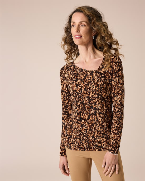 Produktabbildung für Shirt mit modischem Ausschnitt