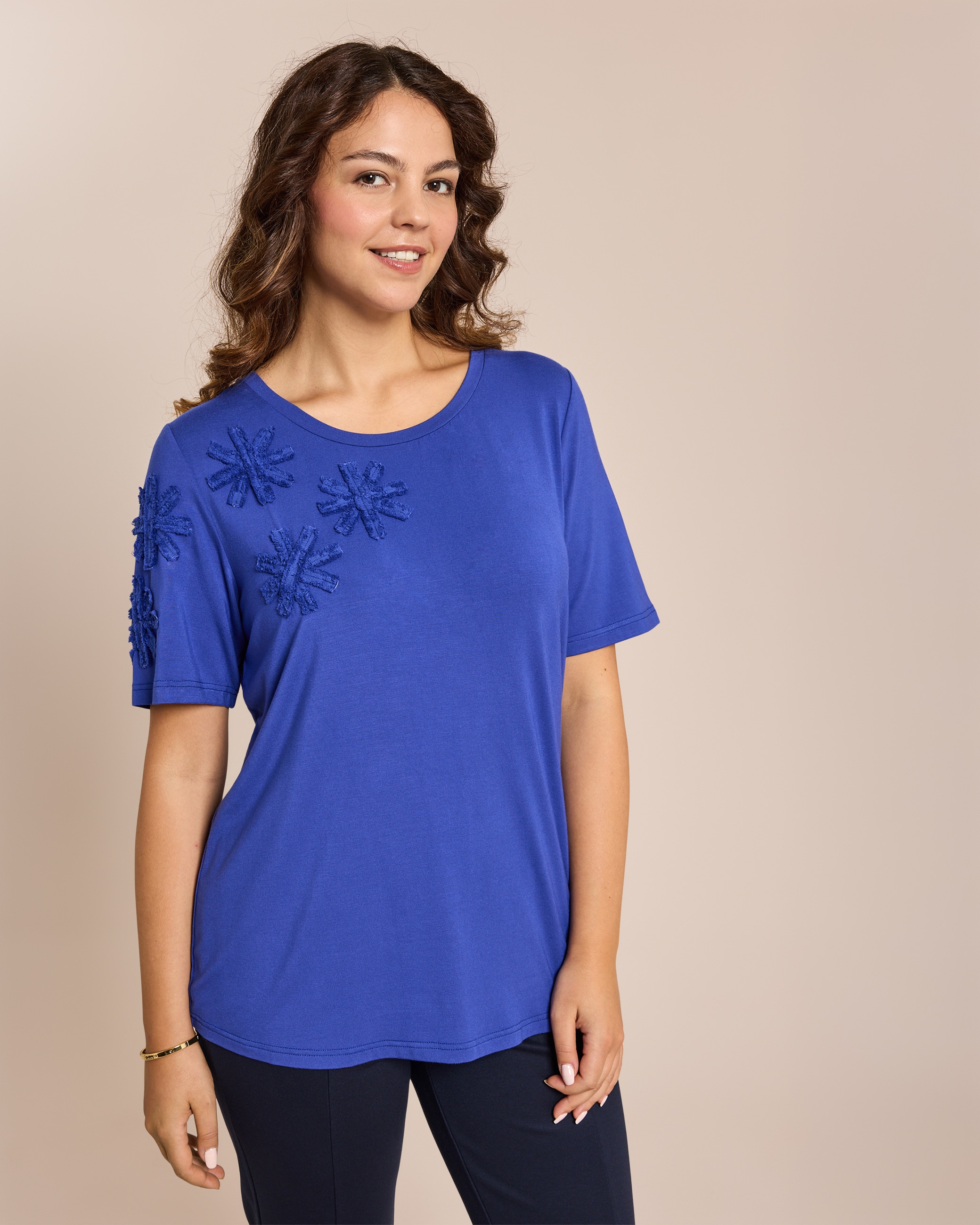Produktabbildung für Shirt mit Blumenapplikation