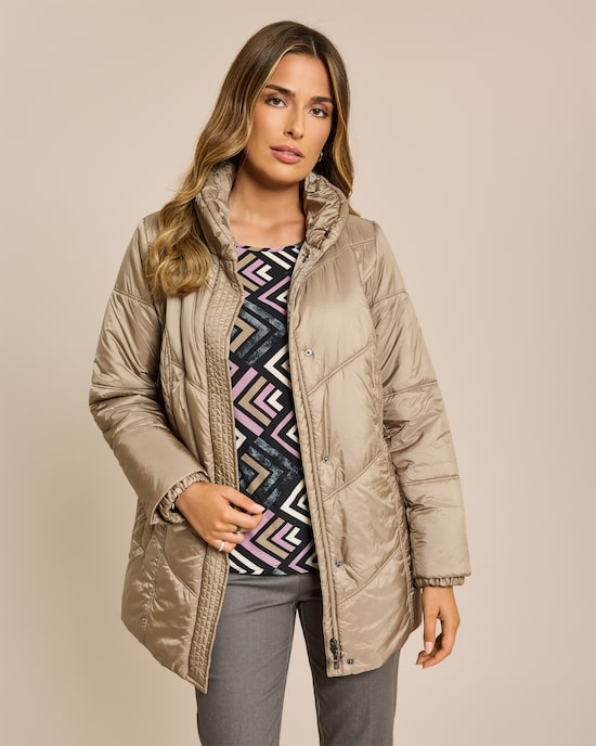 Produktabbildung für Steppjacke mit voluminösem Stehkragen