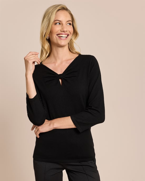 Produktabbildung für Pullover mit Schleife am Ausschnitt