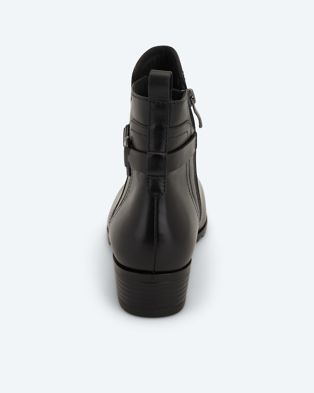 Stiefelette mit Deko