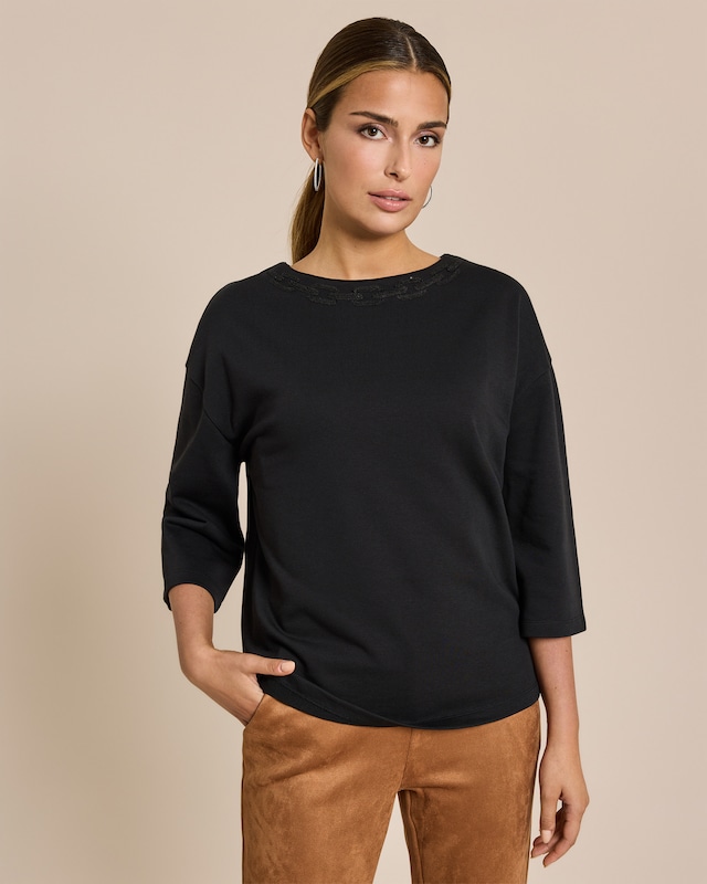 Shirt mit Applikation am Ausschnitt