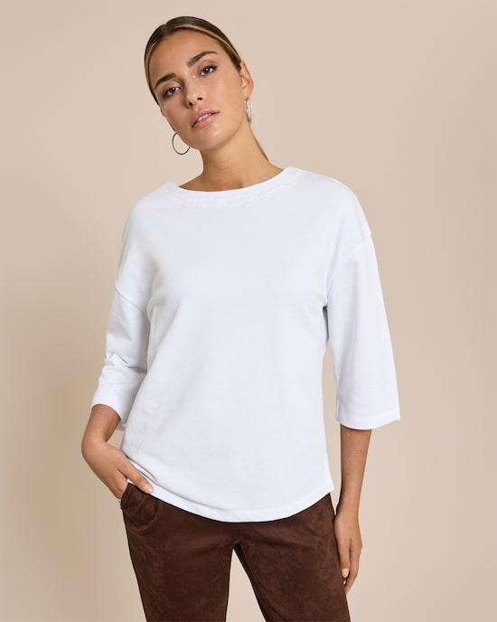 Produktabbildung für Shirt mit Applikation am Ausschnitt