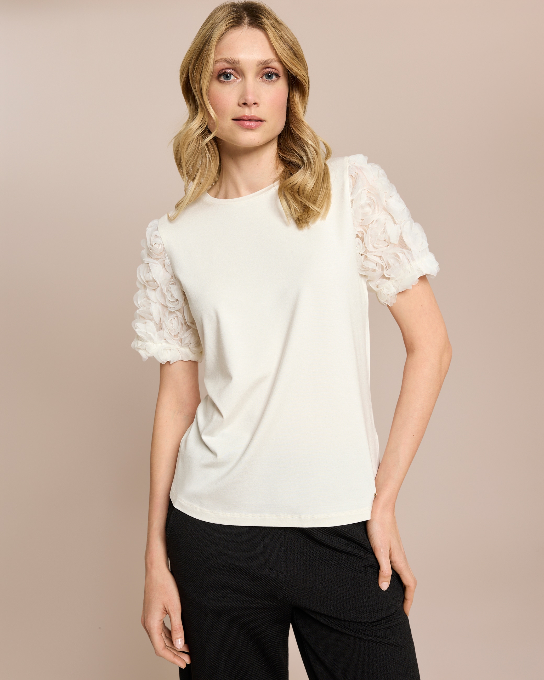 Produktabbildung für Shirt mit Rosendetails am Ärmel