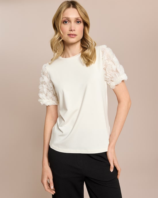 Produktabbildung für Shirt mit Rosendetails am Ärmel