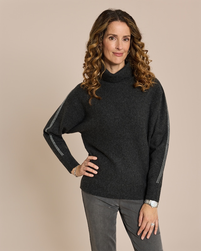 Rollkragenpullover mit Nietenbesatz