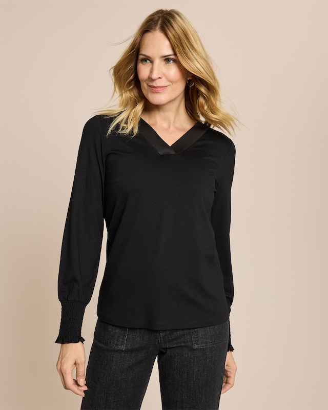 Shirt mit Paillettenausschnitt