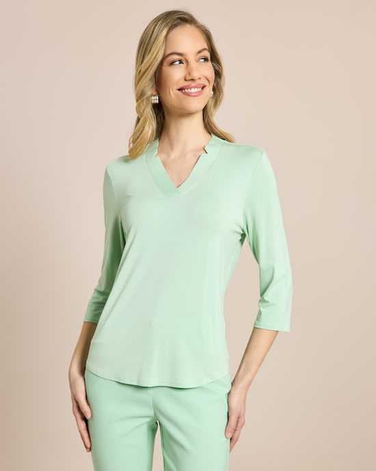 Produktabbildung für Shirt mit dekorativem V-Ausschnitt