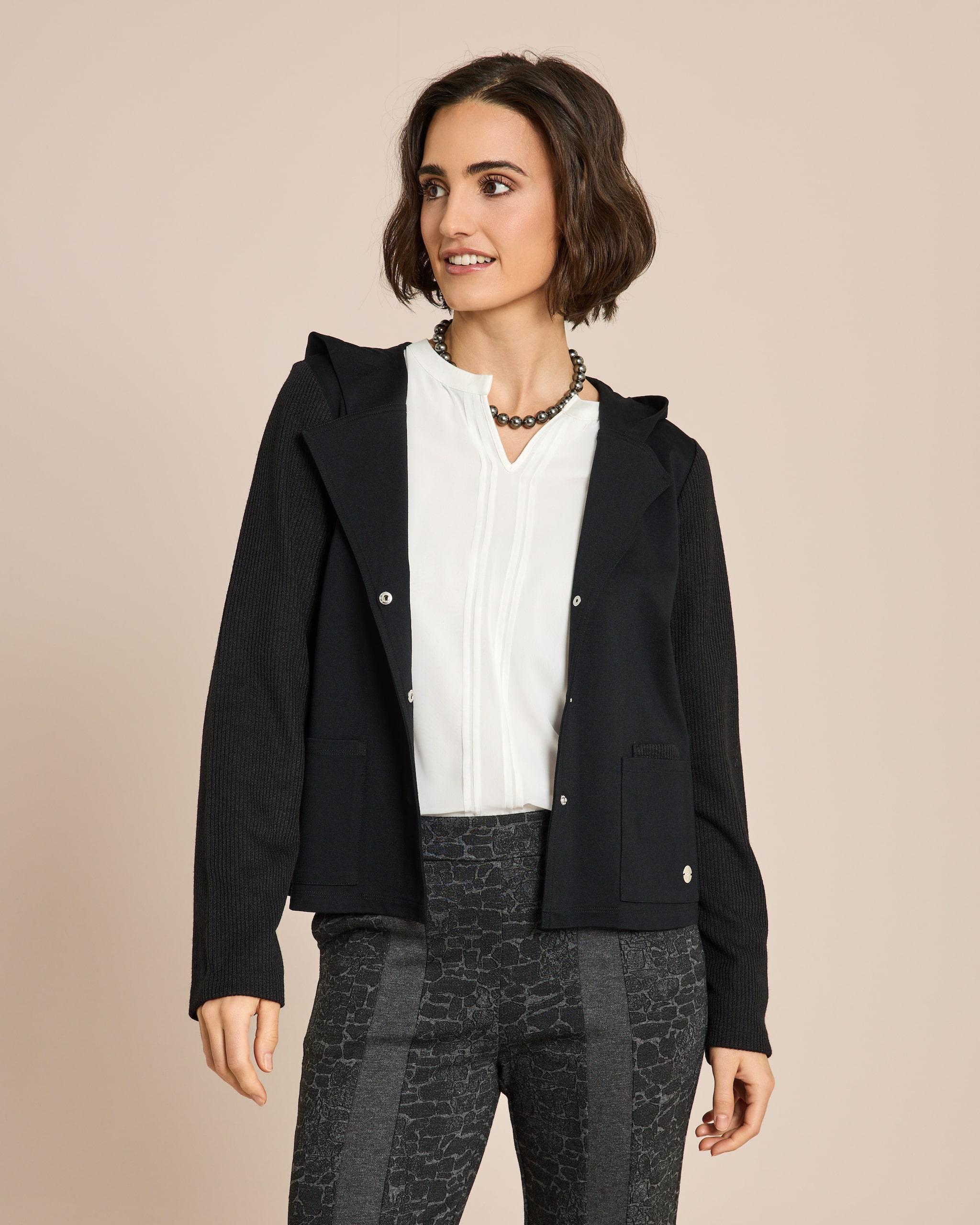 Produktabbildung für Jacke mit Reversdetail und Kapuze