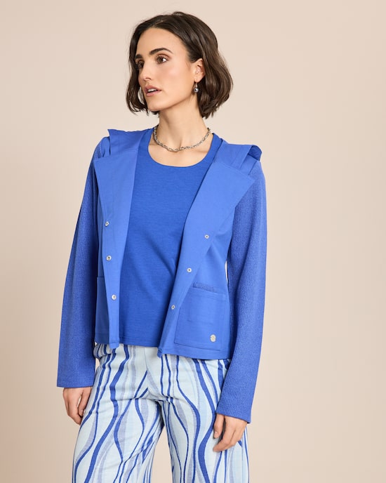 Produktabbildung für Jacke mit Reversdetail und Kapuze