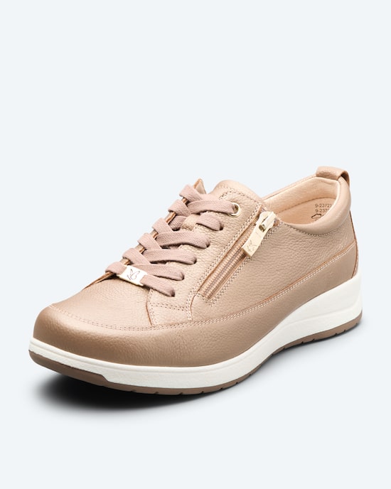 Produktabbildung für Sneaker in bequemer Weite