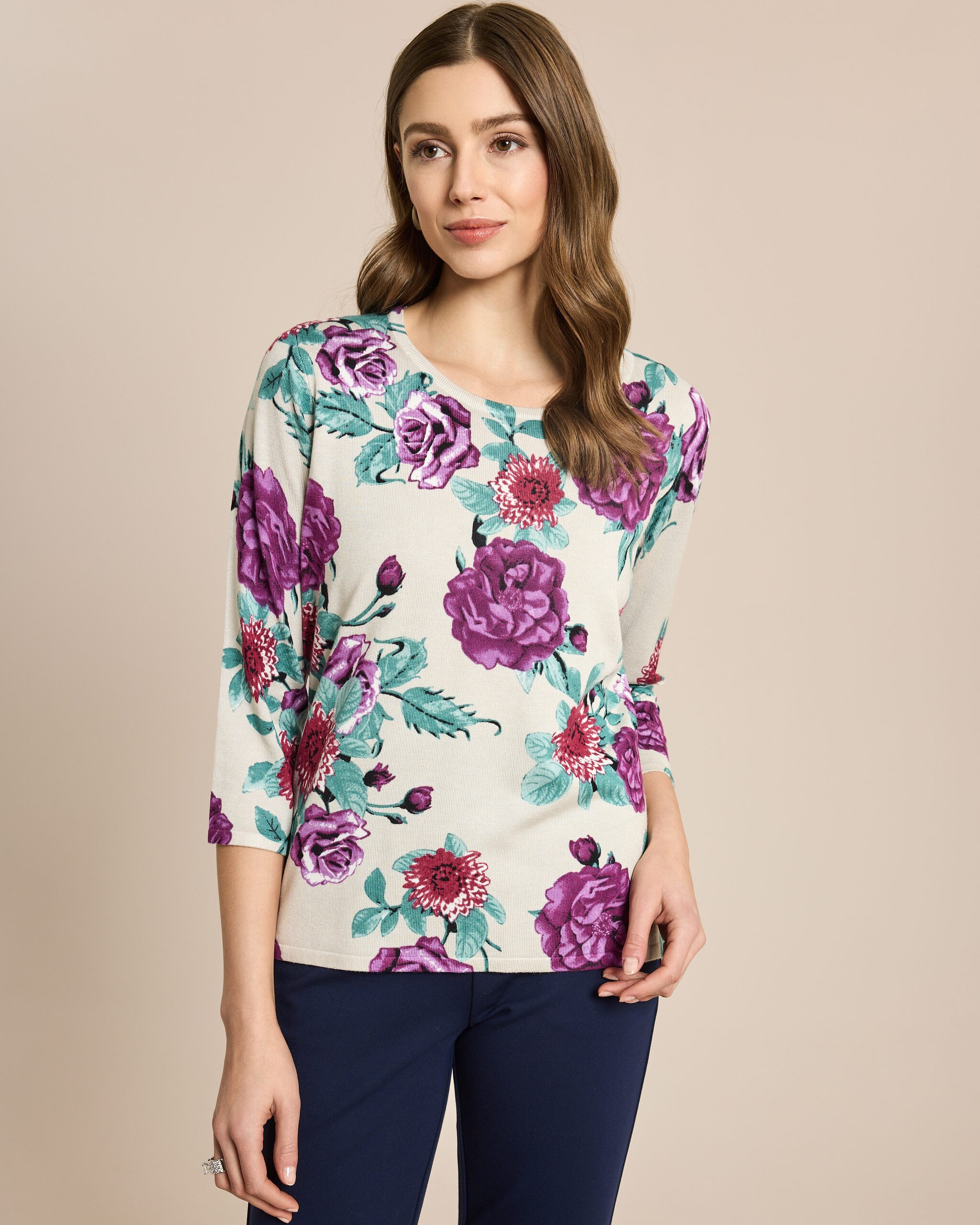 Produktabbildung für Pullover mit Blumen- und Kettendruck