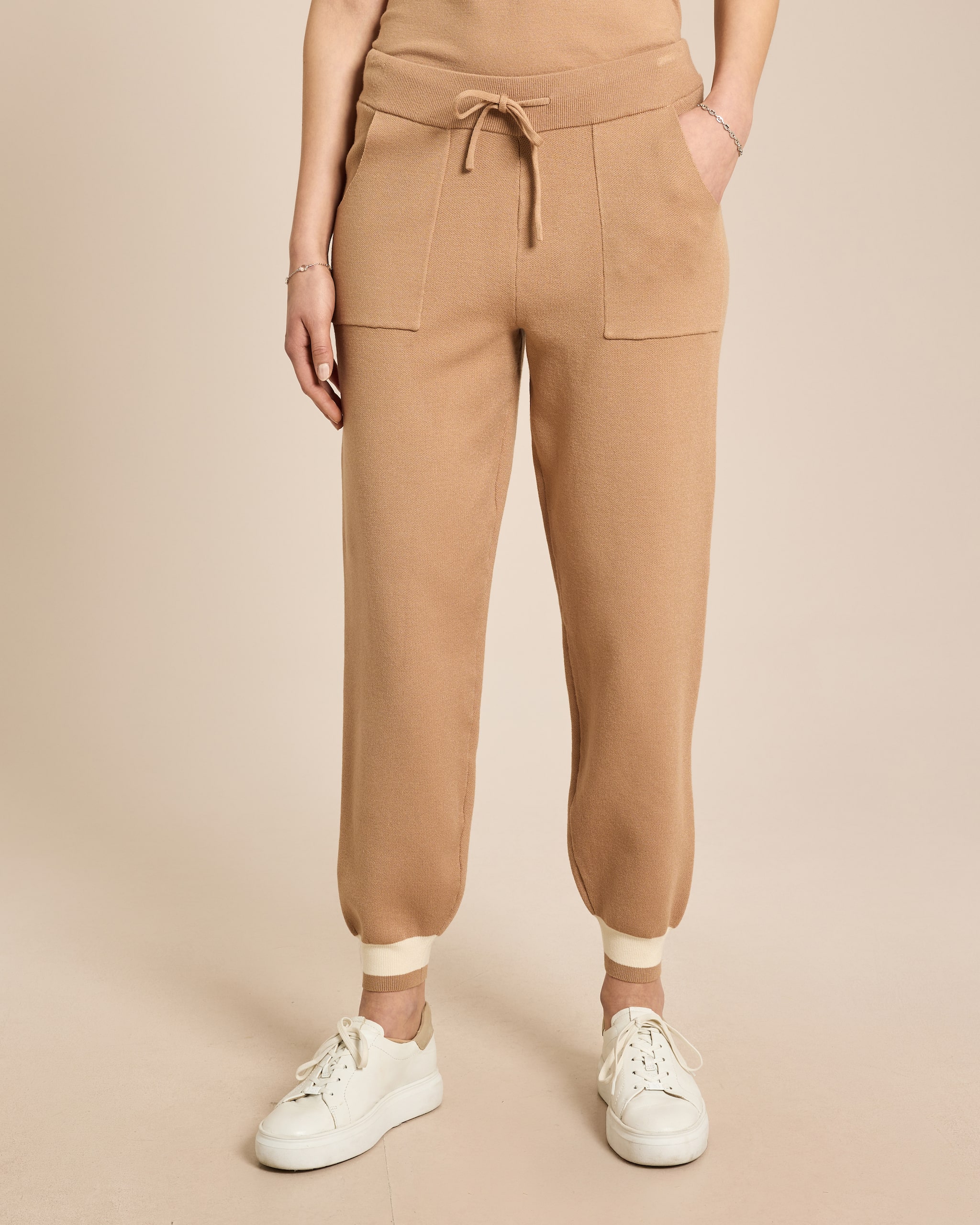 Produktabbildung für Strickhose mit Farbdetail
